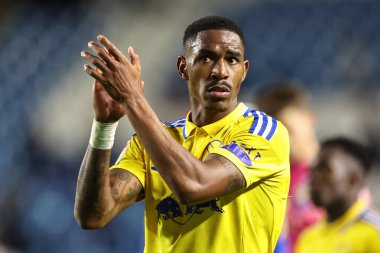 Leeds United takımından Junior Firpo, 23 Ağustos 2024 'te İngiltere' nin başkenti Hillsborough 'da oynanan Sheffield Wednesday-Leeds United maçında gezgin taraftarları alkışlıyor.