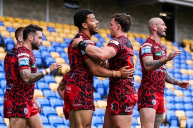 Leopar Leoparları 'ndan Darnell McIntosh, Betfred Süper Lig 23. Raundda takım arkadaşlarıyla Plough Lane, Wimbledon, Birleşik Krallık' ta oynanan Londra Broncos-Leoparları maçında denemesini kutluyor.