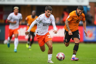 Blackpool 'dan Rob Apter, 24 Ağustos 2024' te Birleşik Krallık 'taki Abbey Stadyumu' nda oynanan Cambridge United - Blackpool maçında topu aldı.