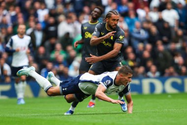 Everton 'dan Dominic Calvert-Lewin Tottenham Hotspur Premier Lig karşılaşmasında Tottenham Hotspur' a karşı Everton Tottenham Hotspur Stadyumu, Londra, 24 Ağustos 2024 'te oynanan karşılaşmada Tottenham Hotspur' dan Micky van de Ven faul yaptı.