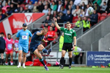 Hull KR takımından Mikey Lewis 24 Ağustos 2024 'te St Helens vs Hull KR' da oynanan Betfred Süper Lig 23. Maçı 'nda 0-16 Hull' a çıkmaya çalışıyor.