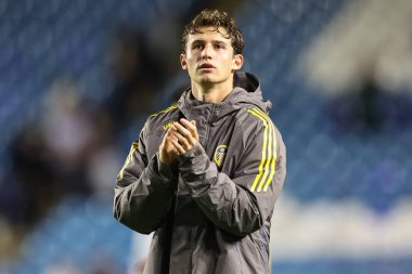 Leeds United 'dan Brenden Aaronson, 23 Ağustos 2024' te Hillsborough, Sheffield, İngiltere 'de Çarşamba günü oynanan Gök İddia Şampiyonası karşılaşmasında gezgin taraftarları alkışlıyor.