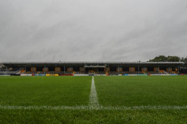 Cambridge United 'ın 24 Ağustos 2024' te Cambridge 'deki Abbey Stadyumu' nda oynanan ve Cambridge United ile Blackpool maçının oynandığı maçın önündedir.
