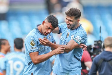 Manchester City 'den Rben Dias, Manchester City ile Ipswich Town arasındaki Premier League maçı sırasında Manchester City' den Matheus Nunes ile 24 Ağustos 2024 tarihinde Etihad Stadyumu 'nda galibiyeti kutluyor.