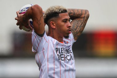 Blackpool takımından Jordan Lawrence-Gabriel, 24 Ağustos 2024 'te Cambridge United ve Blackpool maçında Abbey Stadyumu' nda karşı karşıya geldi.