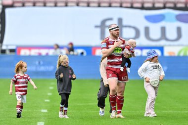 Wigan Warriors 'dan Liam Marshall, 25 Ağustos 2024' te Wigan Stadyumu 'nda oynanan Betfred Süper Lig 23. Raundu' nda Wigan Warriors 'un Hull FC' ye karşı oynadığı maçta Wigan Warriors rozetini göğsüne takıyor.