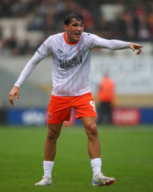 Blackpool takımından Kyle Joseph, 24 Ağustos 2024 'te İngiltere' deki Abbey Stadyumu 'nda oynanan Cambridge United-Blackpool maçında takım arkadaşlarına talimat veriyor.