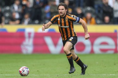 Hull City 'den Lewis Coyle, 24 Ağustos 2024' te Hull City 'nin MKM Stadyumu' nda Millwall 'a karşı oynadığı Sky Bet Şampiyonası maçında topu bırakıyor.