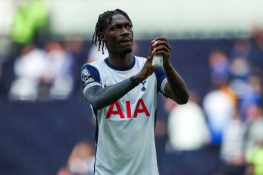 Tottenham Hotspur takımından Yves Bissouma, Premier League maçının ardından Tottenham Hotspur 'un Everton' a karşı oynadığı Tottenham Hotspur Stadyumu, Londra, 24 Ağustos 2024 'te oynanan maçın ardından takımların galibiyetini kabul ediyor.