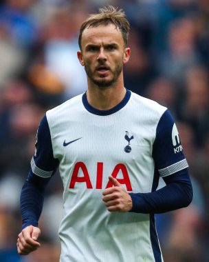 Tottenham Hotspur takımından James Maddison, Tottenham Hotspur 'un Everton' a karşı oynadığı Premier Lig maçına bakıyor. Tottenham Hotspur Stadyumu, Londra, 24 Ağustos 2024