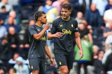 Everton 'dan Roman Dixon ve James Tarkowski Premier Lig maçı sırasında Tottenham Hotspur Everton' a karşı Tottenham Hotspur Stadyumu, Londra, 24 Ağustos 2024
