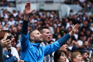Tottenham Hotspur taraftarları, Premier League maçında Tottenham Hotspur 'un Everton' a karşı oynadığı Tottenham Hotspur Stadyumu 'nda 24 Ağustos 2024' te oynanan üçüncü golü kutladılar.