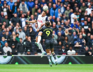 Tottenham Hotspur 'dan Micky van de Ven, Premier League maçında Dominic Calvert-Lewin ile birlikte Tottenham Hotspur' a karşı Everton 'da, Tottenham Hotspur Stadyumu' nda, 24 Ağustos 2024 'te, İngiltere' nin başkenti Londra 'da atlıyor.