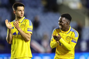 Leeds United 'dan Ilia Gruev ve Leeds United' tan Wilfried Gnonto, 23 Ağustos 2024 'te Hillsborough, Sheffield, İngiltere' de Çarşamba günü oynanan Sky Bet Şampiyonası maçında seyyar taraftarları alkışlıyorlar.