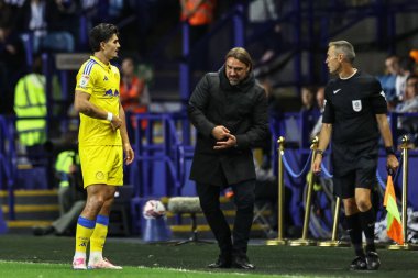Leeds United 'ın Daniel Farke teknik direktörü, Leeds United takımından Pascal Struijk' e 23 Ağustos 2024 'te Hillsborough, Sheffield, İngiltere' de Çarşamba günü Leeds United 'a karşı oynanan Sky Bet Şampiyonası maçında talimat verdi.