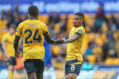 Wolverhampton Wanderers takımından Joo Gomes, Premier League maçında Wolverhampton Wanderers Chelsea 'ye karşı 25 Ağustos 2024' te Molineux, Wolverhampton, Birleşik Krallık 'ta oynanan maçta Wolverhampton Wanderers takımının kaptanlığını Toti Gomes' a devretti.