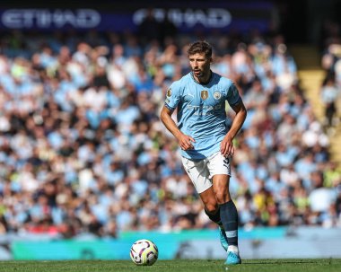 Manchester City 'den Rben Dias, 24 Ağustos 2024 tarihinde Etihad Stadyumu' nda Manchester City ile Ipswich Town arasında oynanan Premier League maçında topu aldı.