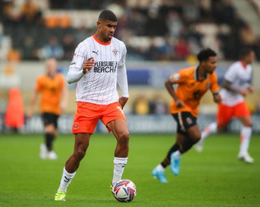 Blackpool 'dan Ashley Fletcher, 24 Ağustos 2024' te Birleşik Krallık 'taki Abbey Stadyumu' nda oynanan Cambridge United-Blackpool maçında topla birlikte ilerliyor.