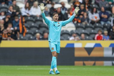 Hull City 'den Ivor Pandur takımına 24 Ağustos 2024' te Hull City 'nin MKM Stadyumu' nda Millwall 'a karşı oynadığı Sky Bet Şampiyonası maçında talimat veriyor.
