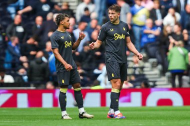 Everton 'dan Roman Dixon ve James Tarkowski Premier Lig maçı sırasında Tottenham Hotspur Everton' a karşı Tottenham Hotspur Stadyumu, Londra, 24 Ağustos 2024