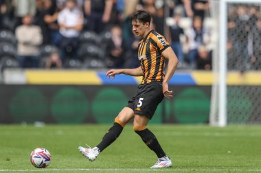 Hull City 'den Alfie Jones, 24 Ağustos 2024' te Hull City, Hull Stadyumu 'nda Millwall' a karşı oynanan Sky Bet Şampiyonası maçında pas attı.