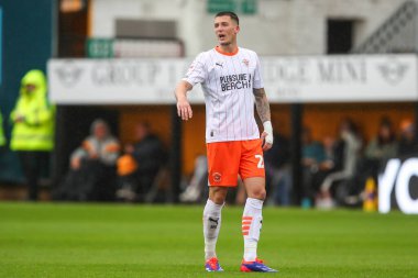 Blackpool takımından Oliver Casey 24 Ağustos 2024 'te Cambridge, Cambridge' deki Abbey Stadyumu 'nda oynanan Cambridge United-Blackpool maçında
