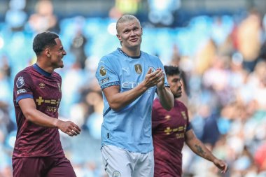 Manchester City 'den Erling Haaland, 24 Ağustos 2024' te Etihad Stadyumu 'nda oynanan Premier League maçında taraftarları alkışlıyor.