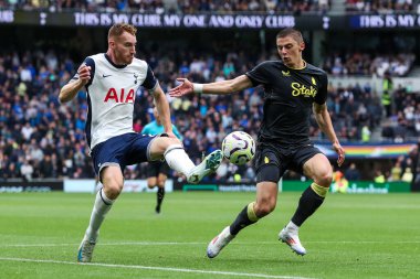 Tottenham Hotspur 'dan Dejan Kulusevski, Premier League Tottenham Hotspur ile Everton arasındaki 24 Ağustos 2024' te Tottenham Hotspur Stadyumu 'nda oynanan maçta Everton' lu Vitaliy Mykolenko ile top için mücadele ediyor.