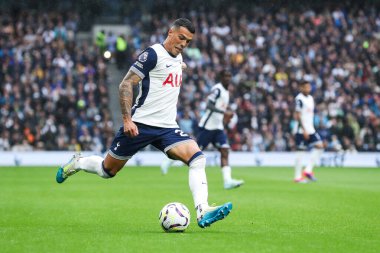 Tottenham Hotspur 'dan Archie Gray, Premier League maçının ardından Tottenham Hotspur' un Everton 'a karşı oynadığı Tottenham Hotspur Stadyumu' nda 24 Ağustos 2024 'te kazandığı galibiyet sonrasında taraftarlarını kabul ediyor.