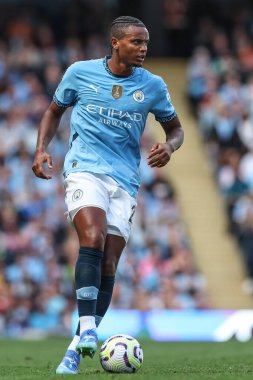 Manchester City 'den Manuel Akanji Premier League maçında topla birlikte Manchester City - Ipswich Town maçı sırasında Etihad Stadyumu, Manchester, Birleşik Krallık, 24 Ağustos 2024