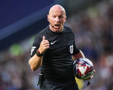 Hakem Simon Hooper, Leeds United takımından Wilfried Gnonto 'ya 23 Ağustos 2024' te Hillsborough, Sheffield, İngiltere 'de Çarşamba günü oynanan Sky Bet Şampiyonası maçında sahadan kalkmasını emretti.