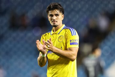 Leeds United takımından Pascal Struijk, 23 Ağustos 2024 'te Hillsborough, Sheffield, İngiltere' de Çarşamba günü oynanan Gök İddia Şampiyonası karşılaşmasında gezgin taraftarları alkışlıyor.