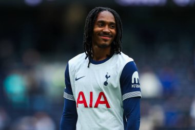 Tottenham Hotspur 'dan Djed Spence, Premier League maçının ardından Tottenham Hotspur' un Everton 'a karşı oynadığı Tottenham Hotspur Stadyumu, Londra, 24 Ağustos 2024' te oynanan maçın ardından takımların galibiyetini kabul ediyor.