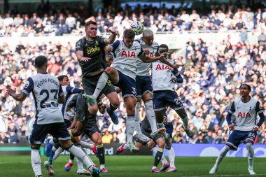Tottenham Hotspur takımından Micky van de Ven, Premier League maçında Tottenham Hotspur 'a karşı Everton maçında topu sürüyor. Tottenham Hotspur Stadyumu, Londra, 24 Ağustos 2024