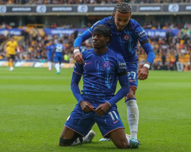 Chelsea 'den Noni Madueke, Premier League maçında Wolverhampton Wanderers Chelsea' ye karşı 25 Ağustos 2024 'te Molineux, Wolverhampton, Birleşik Krallık' ta 2-4 'lük galibiyet golünü kutluyor.