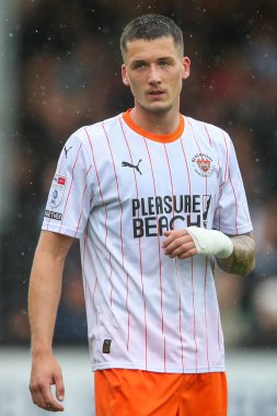 Blackpool takımından Oliver Casey 24 Ağustos 2024 'te Cambridge, Cambridge' deki Abbey Stadyumu 'nda oynanan Cambridge United-Blackpool maçında