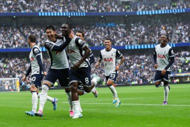 Tottenham Hotspur takımından Yves Bissouma, Premier League maçında Tottenham Hotspur 'un Everton' a karşı oynadığı Tottenham Hotspur Stadyumu 'nda 24 Ağustos 2024' te attığı ilk golü kutluyor.