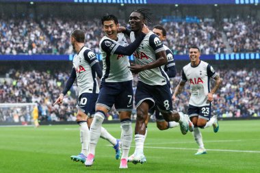 Tottenham Hotspur takımından Yves Bissouma, Premier League maçında Tottenham Hotspur 'un Everton' a karşı oynadığı Tottenham Hotspur Stadyumu 'nda 24 Ağustos 2024' te attığı ilk golü kutluyor.