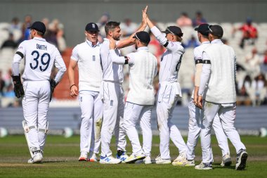 İngiltere 'den Chris Woakes, 24 Ağustos 2024' te Old Trafford, Manchester, Birleşik Krallık 'ta düzenlenen 1. Rothesay Test Maçı' nda Prabath Jayasuriya 'nın Sri Lanka LBW' ye karşı oynadığı maçı kutluyor.