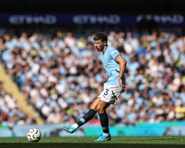 Manchester City 'den Rben Dias Premier League maçında pas veriyor Manchester City, Etihad Stadyumu' nda Ipswich Town 'a karşı, 24 Ağustos 2024