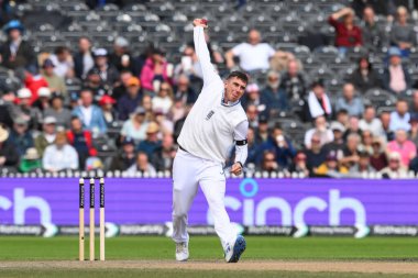 İngiltere 'den Dan Lawrence, 24 Ağustos 2024' te Old Trafford, Manchester, İngiltere 'de düzenlenen 1. Rothesay Test Maçı' nda topu veriyor.