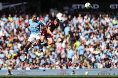 Manchester City 'den Manuel Akanji 24 Ağustos 2024' te Etihad Stadyumu 'nda oynanan Premier League maçı sırasında Ipswich Town' dan Liam Delap 'ten yüksek top kazanmak için atlıyor.
