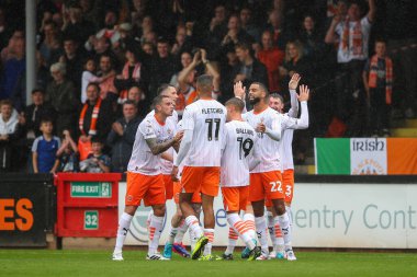 Blackpool 'dan James Husband, 24 Ağustos 2024' te Cambridge, Cambridge 'deki Abbey Stadyumu' nda oynanan 1-2 'lik Cambridge United-Blackpool maçında gol atma hedefini kutluyor.