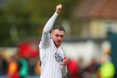 Blackpool 'dan Elliot Embleton, 24 Ağustos 2024' te İngiltere 'deki Abbey Stadyumu' nda oynanan Cambridge United - Blackpool maçı sonrasında gezgin taraftarları alkışlıyor.