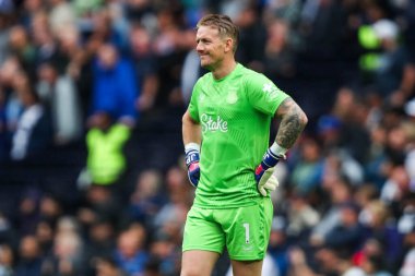 Everton 'dan Jordan Pickford, Premier Lig karşılaşmasında Tottenham Hotspur' a karşı Everton 'ı izliyor. Tottenham Hotspur Stadyumu, Londra, 24 Ağustos 2024