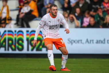 Blackpool takımından Elliot Embleton 24 Ağustos 2024 'te Cambridge, Cambridge' deki Abbey Stadyumu 'nda oynanan Cambridge United-Blackpool maçında