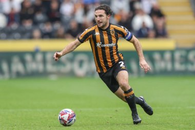 Hull City 'den Lewis Coyle, 24 Ağustos 2024' te Hull City 'nin MKM Stadyumu' nda Millwall 'a karşı oynadığı Sky Bet Şampiyonası maçında topu bırakıyor.