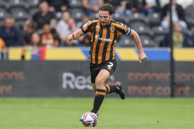 Hull City 'den Lewis Coyle, 24 Ağustos 2024' te Hull City 'nin MKM Stadyumu' nda Millwall 'a karşı oynadığı Sky Bet Şampiyonası maçında topu bırakıyor.