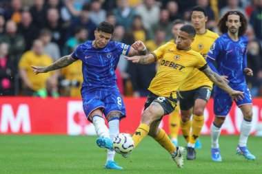 Wolverhampton Wanderers takımından Joo Gomes, Premier Lig karşılaşmasında Chelsea 'li Enzo Fernnndez' in Chelsea 'ye karşı Molineux, Wolverhampton, Birleşik Krallık' ta 25 Ağustos 2024 'te oynadığı maçta attığı pası engelledi.