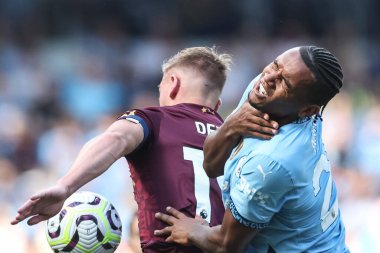Ipswich Town 'dan Liam Delap, Manchester City' nin 24 Ağustos 2024 'te Etihad Stadyumu' nda Ipswich Town 'a karşı oynadığı Premier League maçında Manchester City' li Manuel Akanji 'yi boğazından yakaladı.